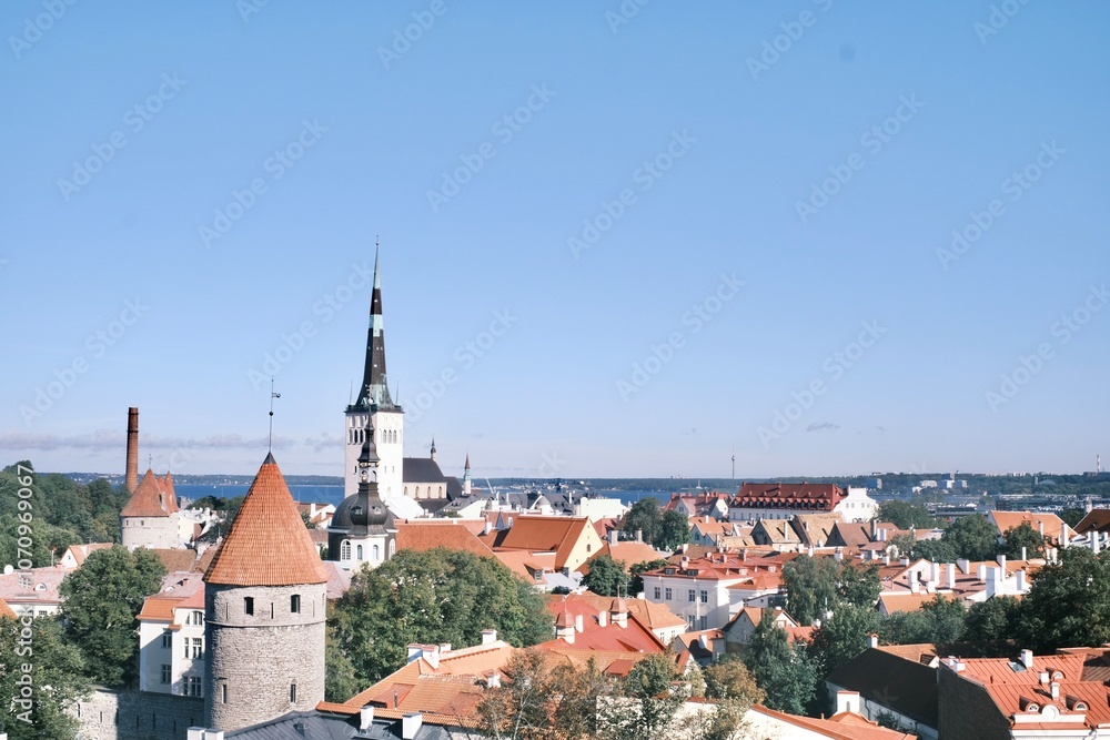 Fototapeta premium エストニア・タリンのパットクリ展望台：A view from hill over Tallinn city.