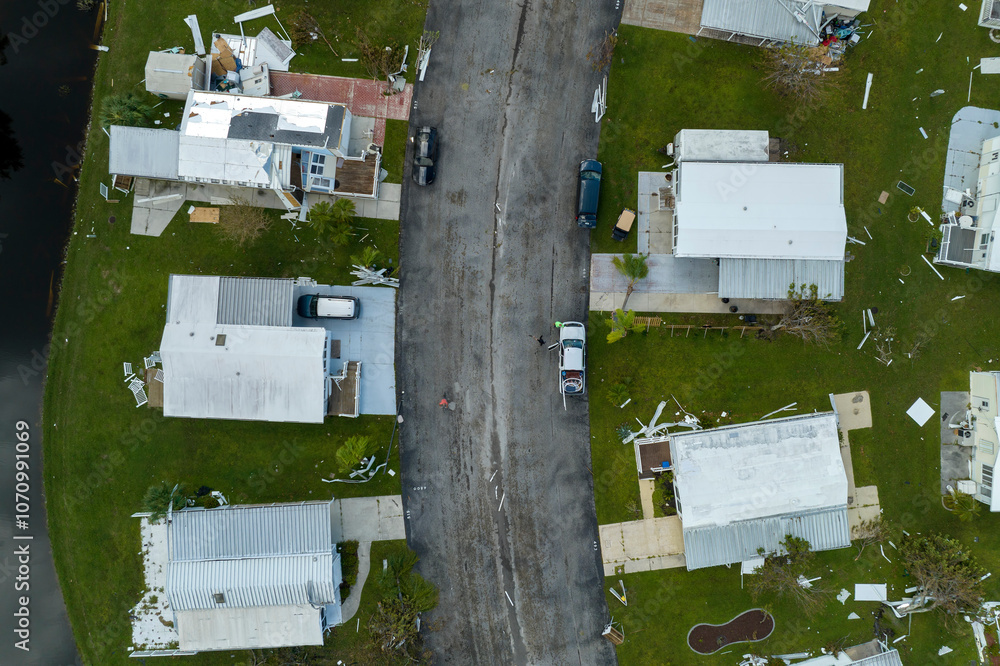 Φωτογραφία Wind damage of private houses after hurricane swept through Florida mobile home residential area