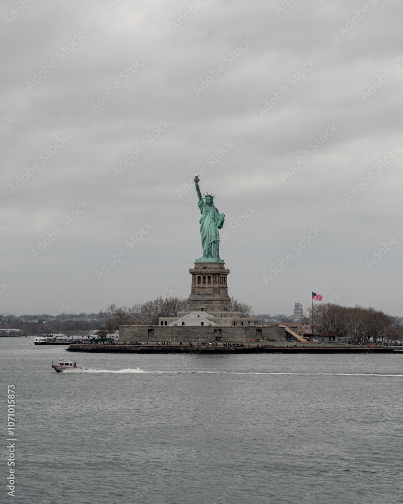 Fototapeta premium Statue of liberty in New York city from the Hudson