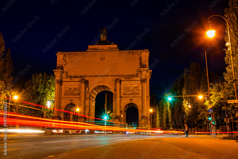 Fototapeta premium Siegestor München Langzeitbelichtung