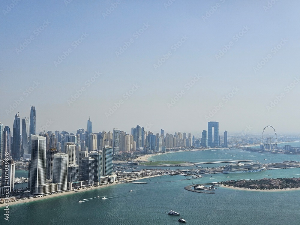 Obraz premium Dubai coastline at noon in spring