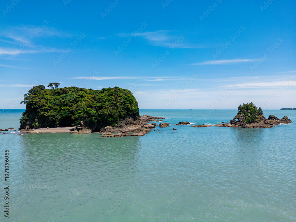 Fototapeta premium 九龍島と鯛島(ドローン空撮) 和歌山県東牟婁郡串本町