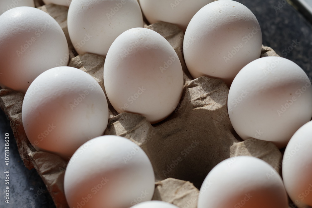 Una toma de cerca de varios huevos fresco de gallina para comer colocado en un cartón Una toma de cerca de varios huevos fresco de gallina para comer colocado en un cartón