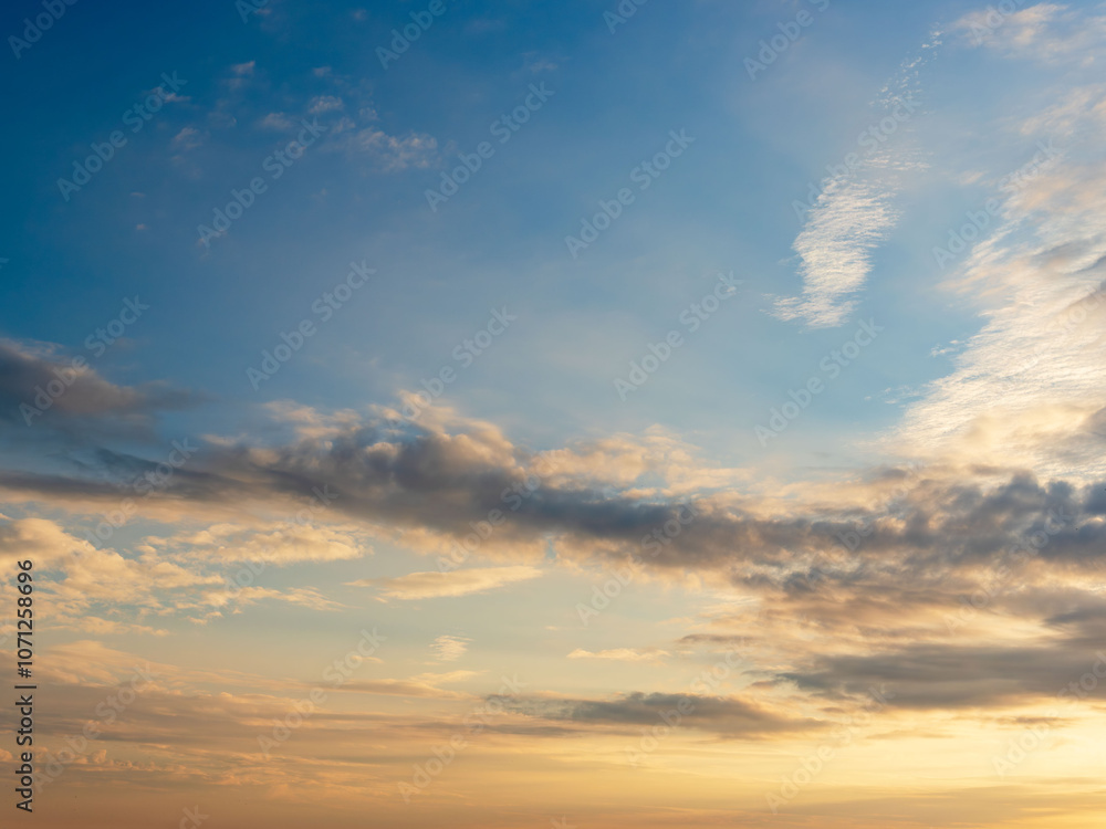 Obraz premium 秋の日の朝焼けと青空36