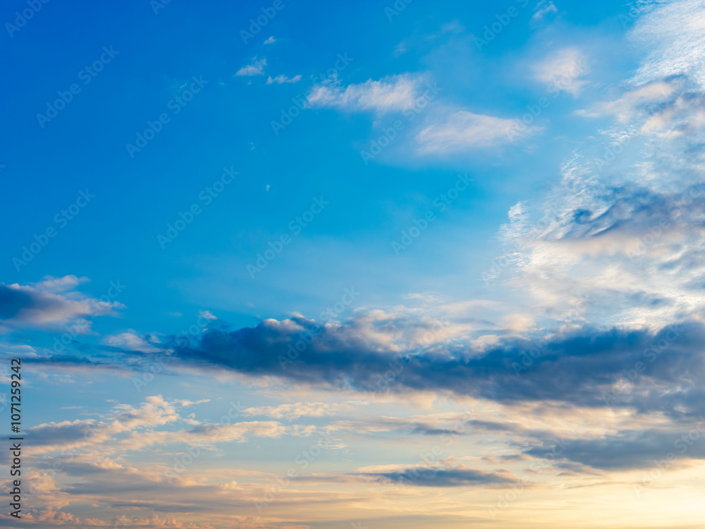 Obraz premium 秋の日の朝焼けと青空51