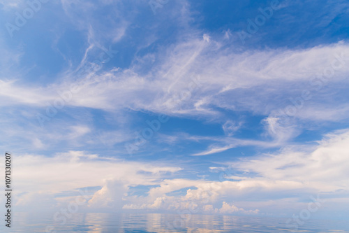 Obraz na płótnie Blue sky and white fluffy clouds with reflect on sea background and pattern w salonie