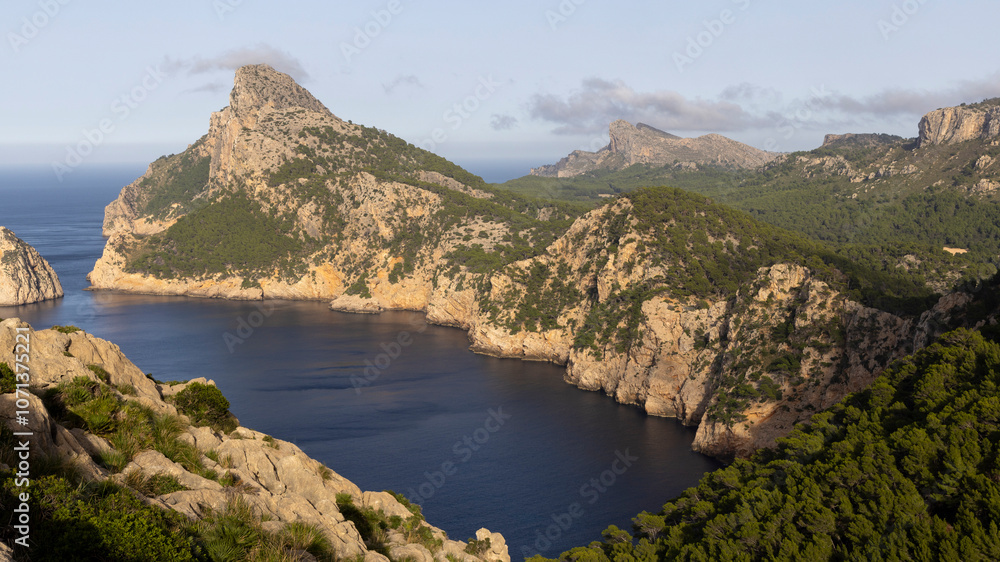 Fototapeta premium Aussicht vom Mirador del Colome auf Mallorca mit Meer und Tramuntana Gebirge