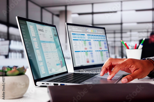 Obraz na płótnie Medical Account Manager In Office Analyzing Codes w salonie