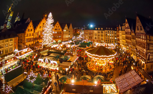 Frankfurter Weihnachtsmarkt auf dem Römerberg am Abend, mit Ständen, Karussell, Häusern
