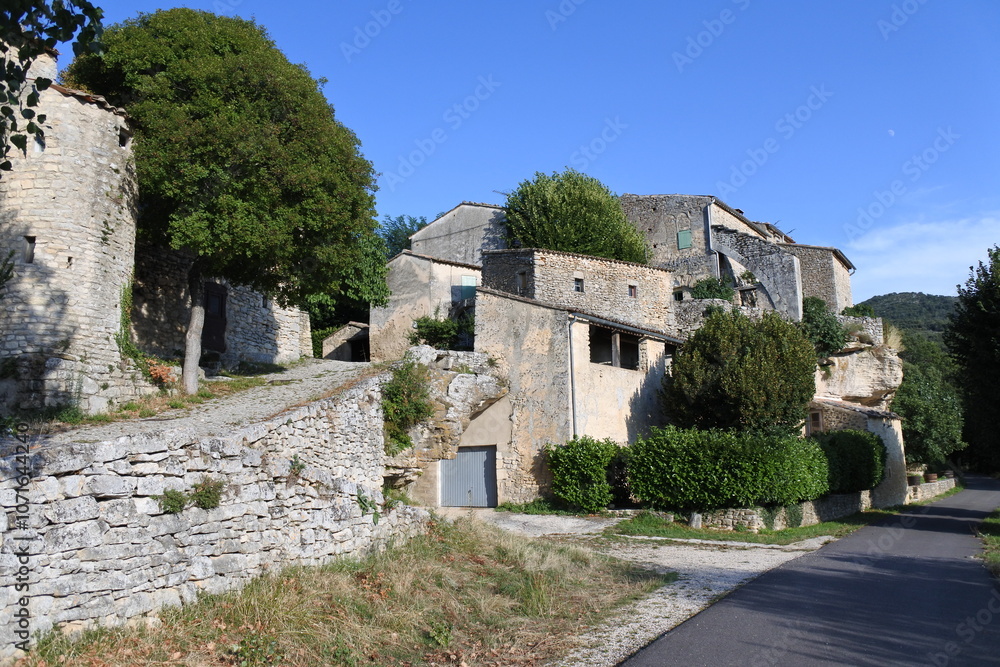 Naklejka premium Sivergues, le village
