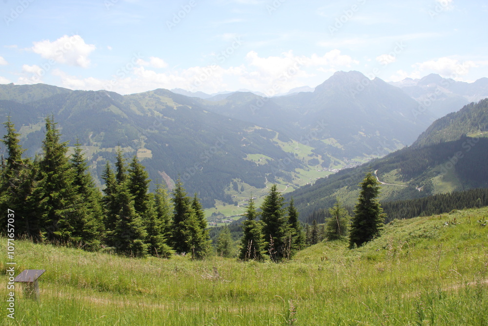 Blick auf Berge in den Alpen Österreichs Blick auf Berge in den Alpen Österreichs