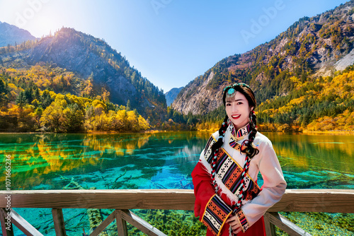 Foto Tourist wearing traditional clothes at jiuzhaigou national park in autumn, Sichuan, China