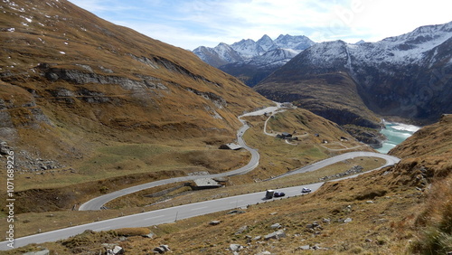 an der Großglockner Hochalpenstraße.. unten das Glocknerhaus und der Margaritzenstausee... in der Ferne hinten die 3000ter der Schobergruppe photo