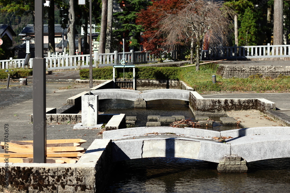 Obraz premium 福井県池田町の公園の川と橋