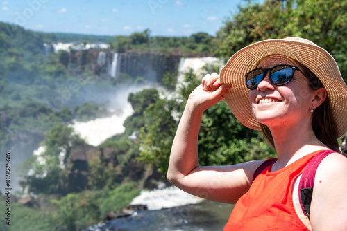 Turista con sombrero y gafas de sol, feliz en el Parque Nacional Iguazú disfrutando de un día soleado photo