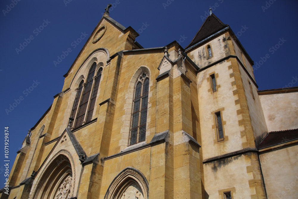 Fototapeta premium Façade de l'église Saint-Philibert à Charlieu