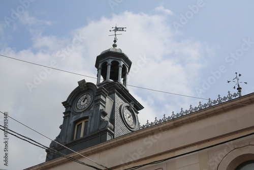 Lucarne d'horloge sur une toiture à Montereau photo