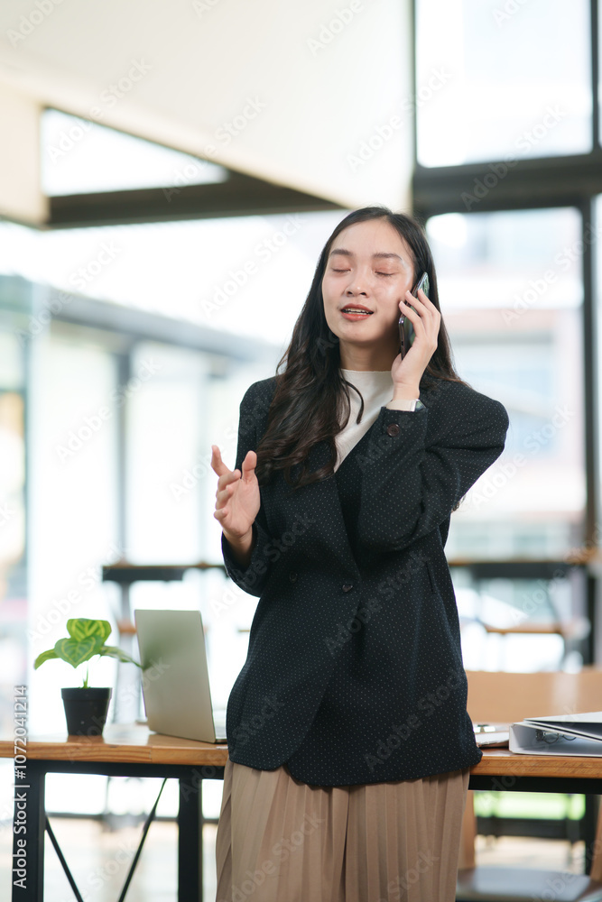 Obraz premium Asian business woman Give advice to customers via online. 