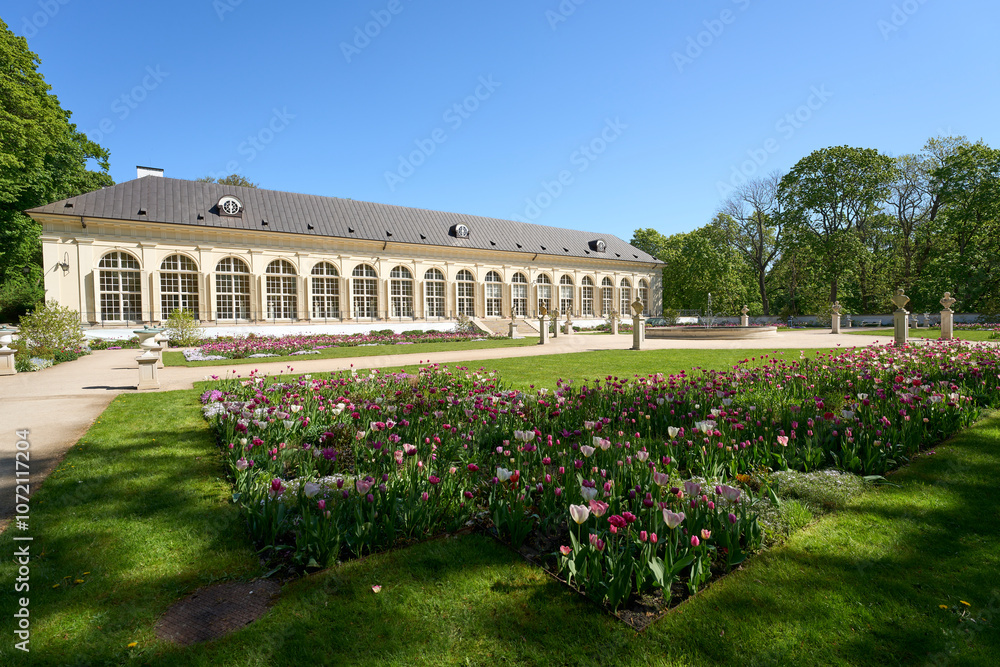 Φωτογραφία Flowers in garden and old orangery in baths park in Warsaw city of Poland