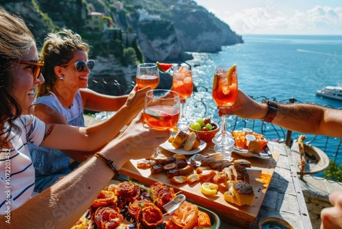 Un gruppo di amici si rilassa su una terrazza con vista sul mare, brindando con spritz e antipasti italiani