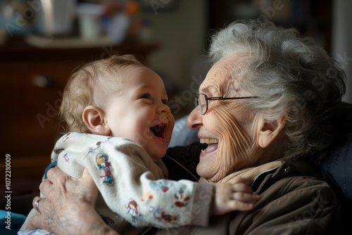 Nonna felice con il nipote carino che ride e gioca photo