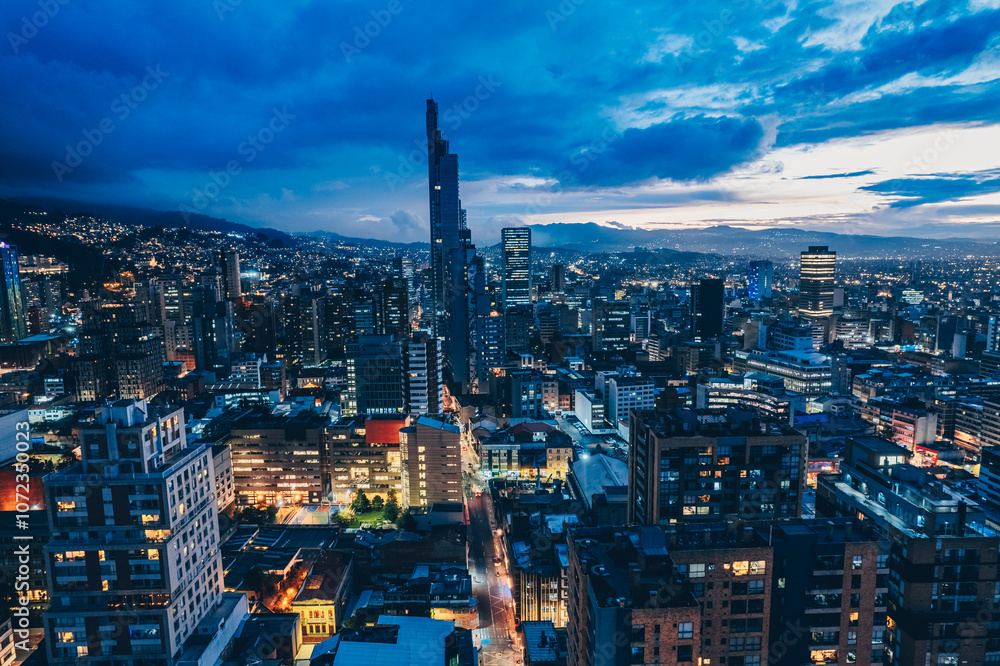 Paisaje urbano nocturno de la ciudad de Bogotá, Colombia