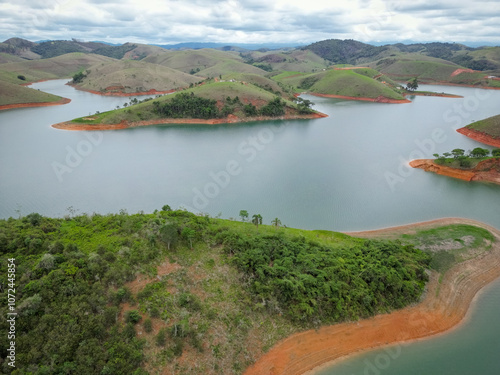 Visto de cima com drone uma represa cheia com seu nivel baixo e fundo da natureza.