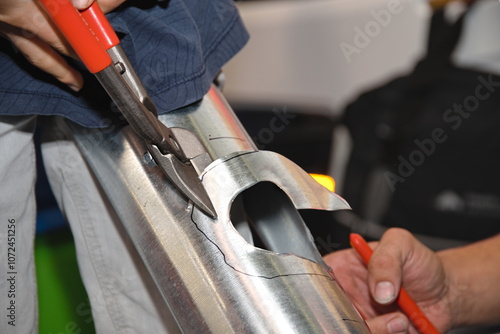 Spengler schneidet mit Metallschere, Detail