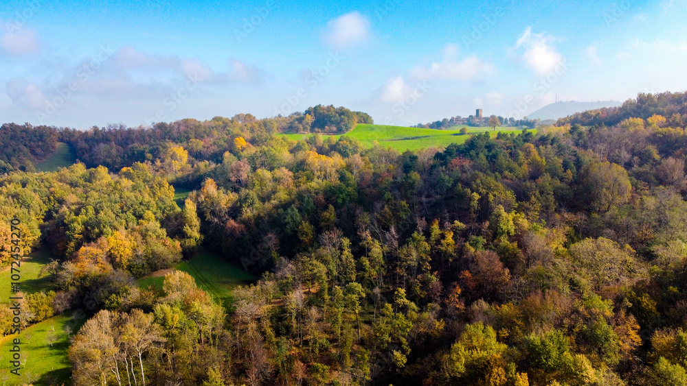 Vista aerea dei coloratissimi boschi e prati dell'Appennino modenese durante una soleggiata giornata d'autunno Vista aerea dei coloratissimi boschi e prati dell'Appennino modenese durante una soleggiata giornata d'autunno