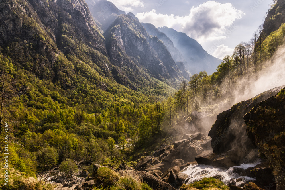 Val Bavona im Tessin bei Foroglio mit Gischt vom Wasserfall (Cassata della Froda) Val Bavona im Tessin bei Foroglio mit Gischt vom Wasserfall (Cassata della Froda)