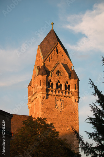 Historischer Glockenturm der Christuskirche in Koblenz im Abendlicht