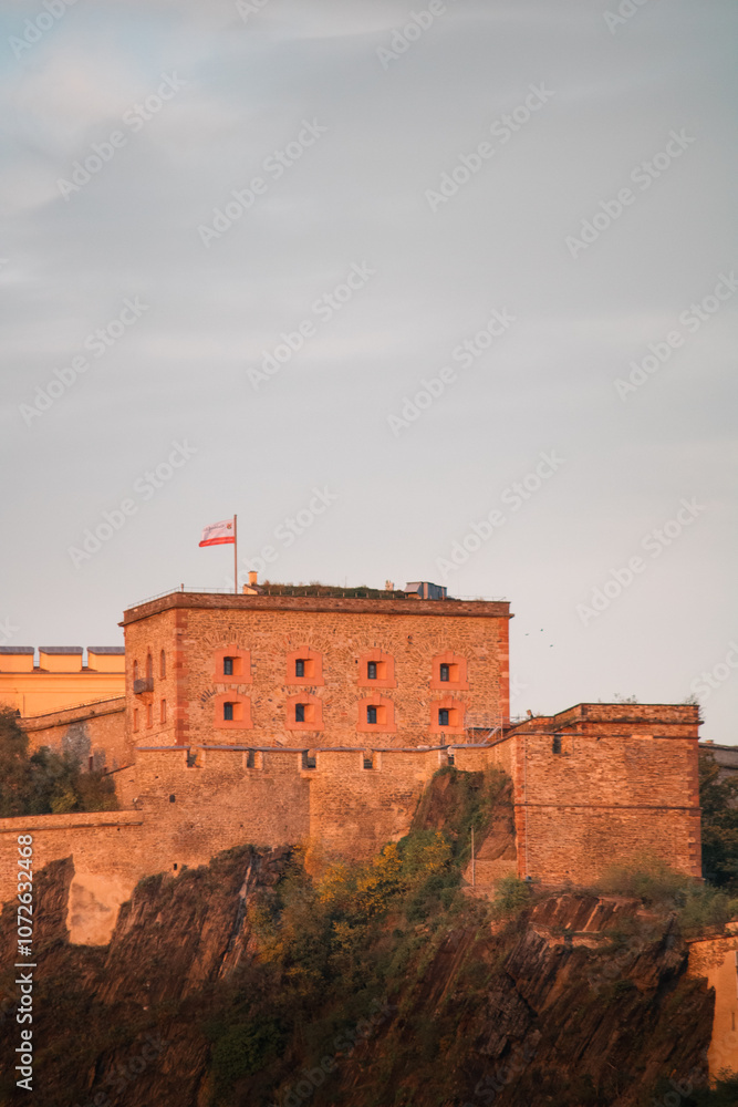 Naklejka premium Festung Ehrenbreitstein in Koblenz im warmen Abendlicht