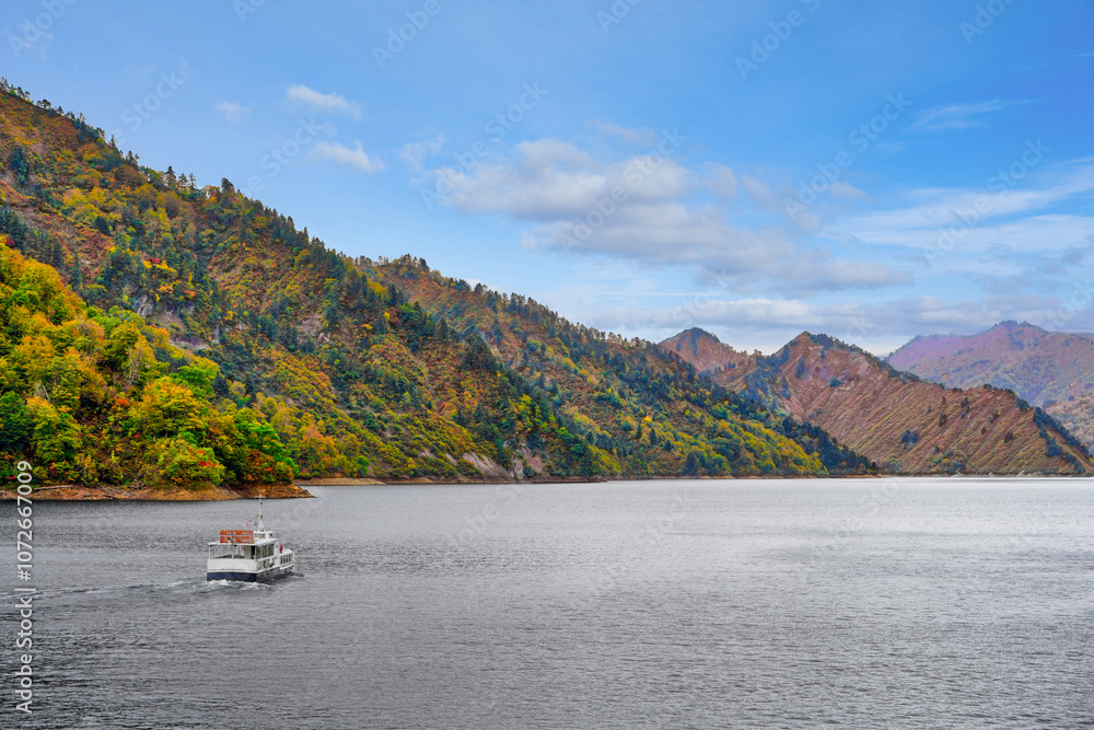 秋の奥只見湖と紅葉に彩られた山々