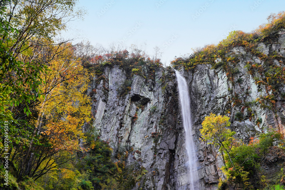 秋の紅葉と米子大瀑布の滝の風景