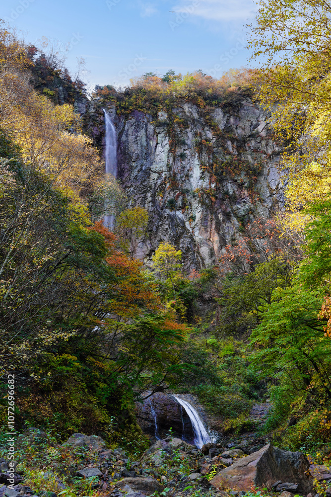 秋の紅葉と米子大瀑布の滝の風景