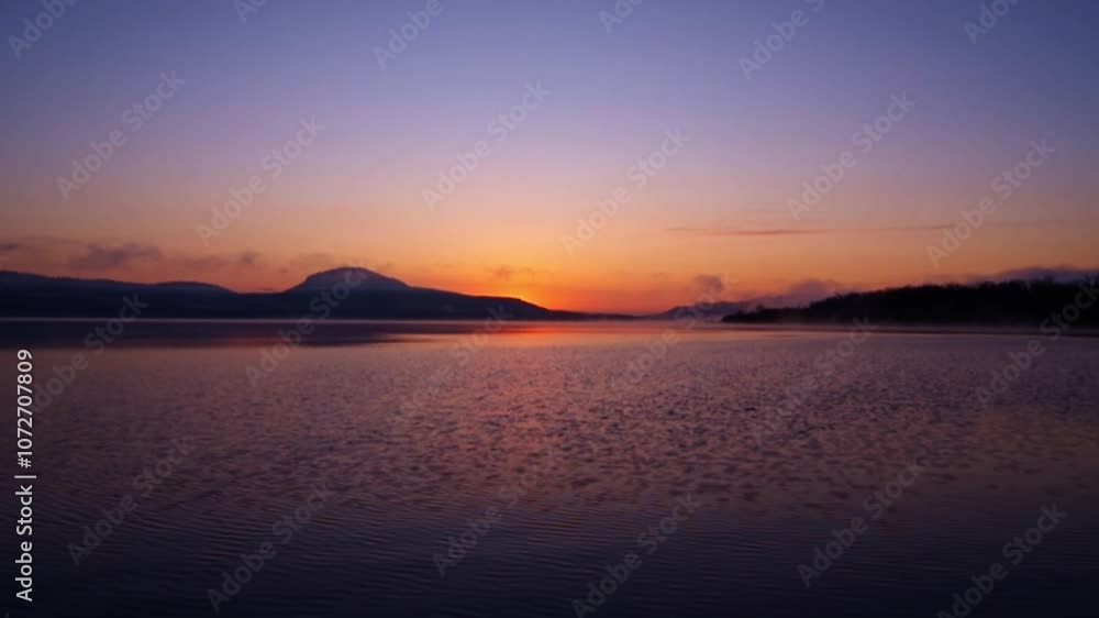 美しい夜明けの湖の水面にさざ波。雄大な自然の風景。北海道の屈斜路湖。 美しい夜明けの湖の水面にさざ波。雄大な自然の風景。北海道の屈斜路湖。