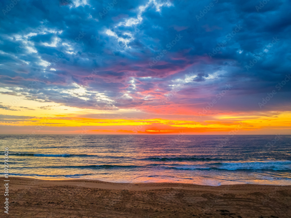 Obraz premium Pretty Sunrise at the seaside with rain clouds