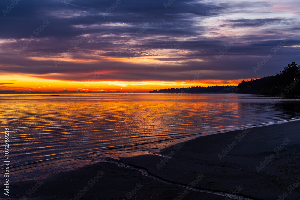 Obraz premium Stunning Sunset Over Tranquil Beach on Vancouver Island