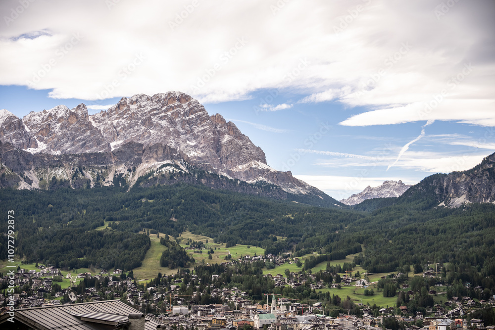Obraz premium View of snowy alpine mountain landscape.