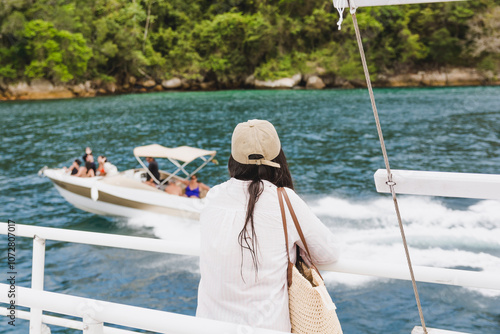 Inicio do verão - turista apreciando a paisagem em um passeio de barco photo