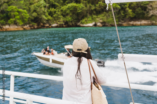 Inicio do verão - turista apreciando a paisagem em um passeio de barco