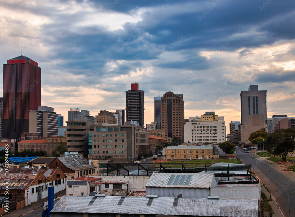 Fototapeta premium sunset over city skyline in Johannesburg. surrounded by downtown buildings in Johannesburg, South Africa at down dusk late evening