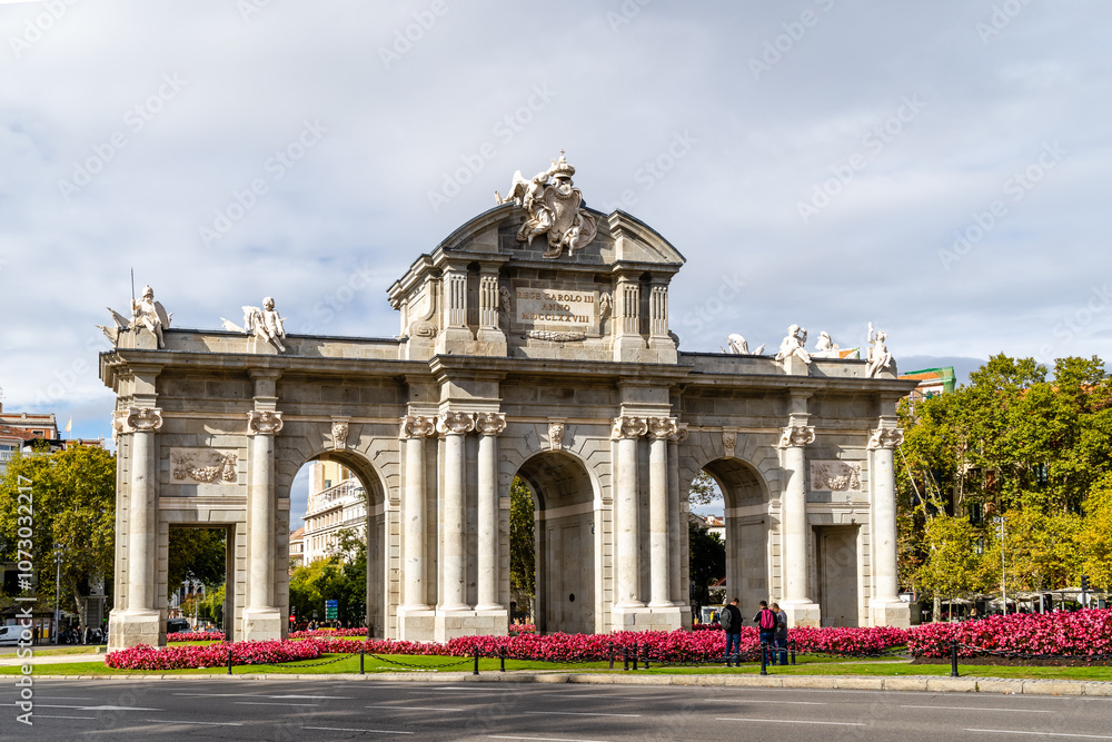 Obraz premium Madrid, Spain - october 10, 2024: Puerta de Alcala monument in Madrid once restored from the inclement weather in Madrid, Spain
