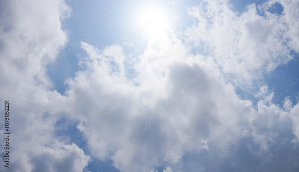 Obraz premium Beautiful clouds in the blue sky are the background in nature