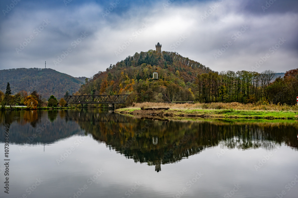 Burg Nassau spiegelt sich in der Lahn Burg Nassau spiegelt sich in der Lahn