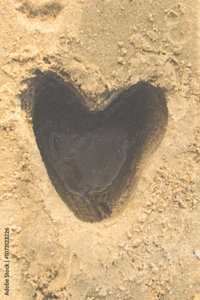 Coeur creusé dans le sable de la mer Coeur creusé dans le sable de la mer