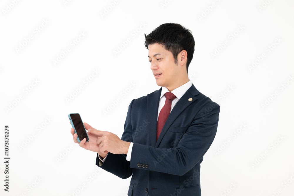 スマホを持つ男性弁護士 スマホを持つ男性弁護士
