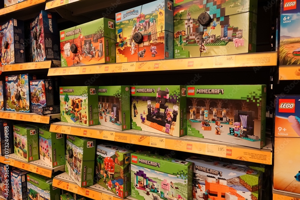 Naklejka premium Rayon de jeux LEGO Minecraft exposés dans un magasin King Jouet à Paris