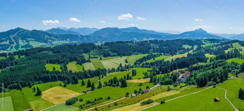 Fototapeta premium Blick auf die Naturlandschaft am Allgäuer Alpenrand bei Mittelberg