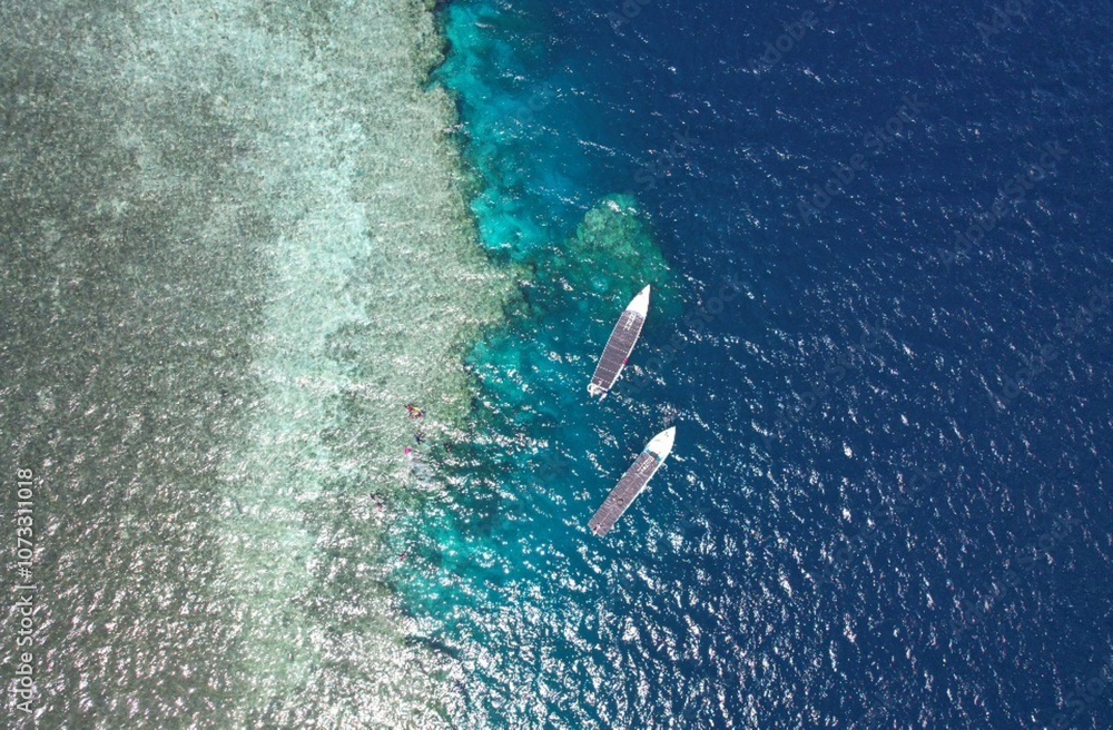 Obraz premium Ship over coral reef